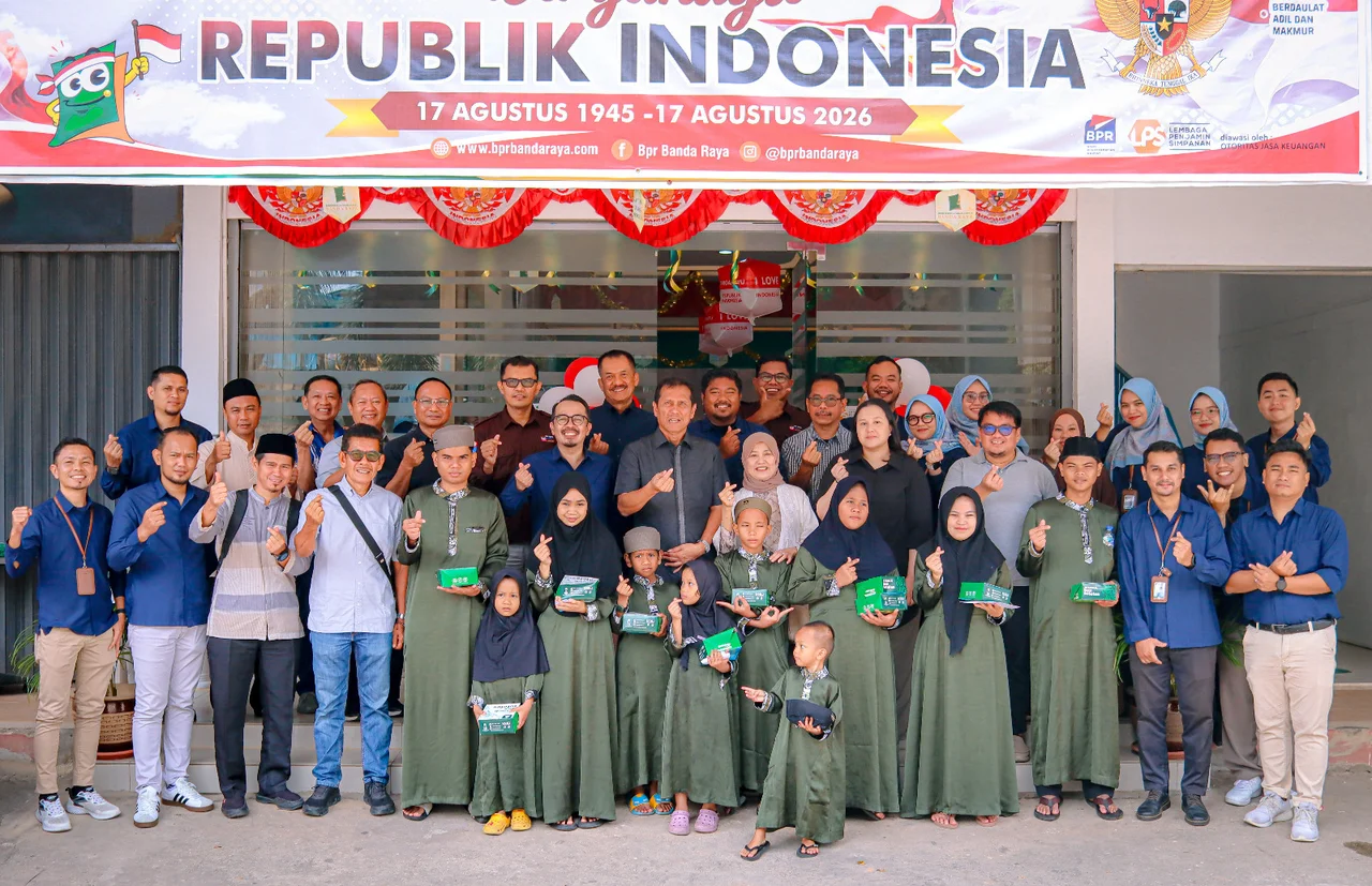 Foto : Para pengurus dan Karyawan BPR Banda Raya berfoto depan kantor cabang Bengkong bersama para anak yatim piatu.